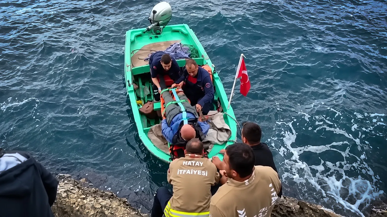 Hatay’da kayalıklarda can pazarı: Yaralı balıkçı kurtarıldı
