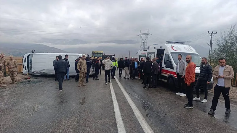Hakkâri'de öğrenci servisi devrildi: 14 kişi yaralandı