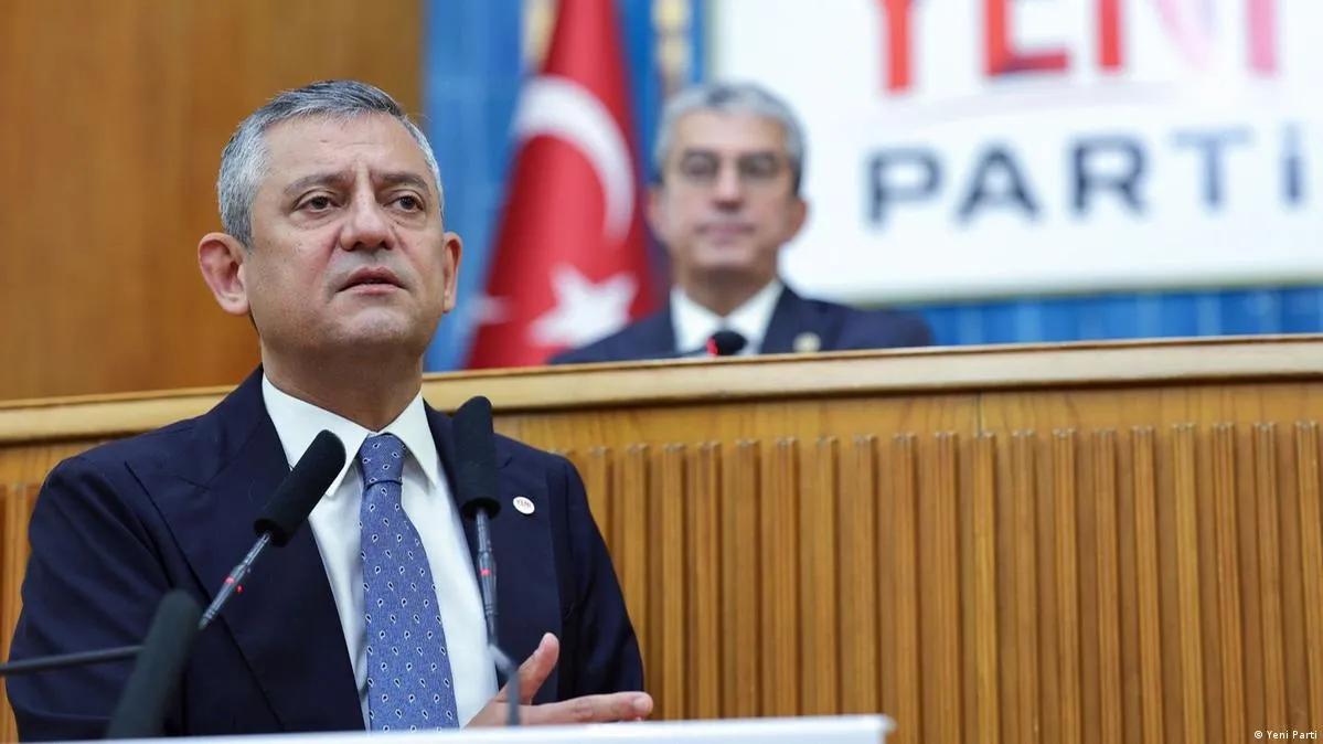Yeni Parti Genel Başkanı Özgür Özel, Tugay'ın AKP'ye katılmasından önce yaptığı grup konuşmasında, iktidarın İzmir'de seçimle kazanamadığı belediyeleri