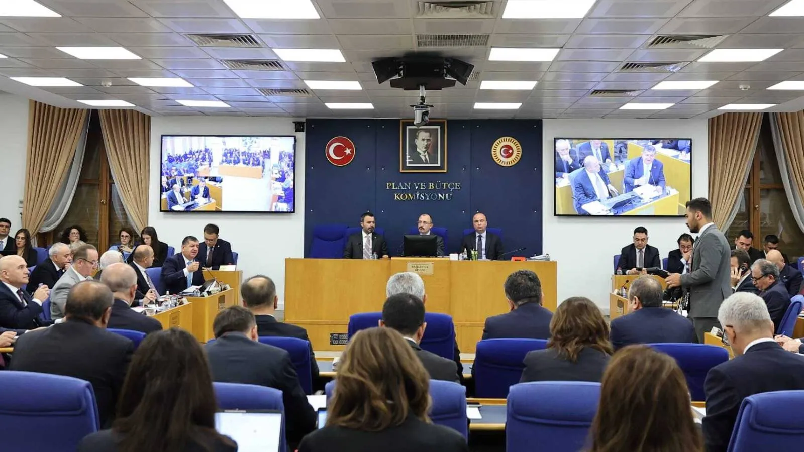 Bakan Mehmet Şimşek, Meclis’teki “fon krizi” görüşmelerine katılmadı: “Türkiye’de çok büyük bir soygun varken daha önemli ne görevi olabilir!”