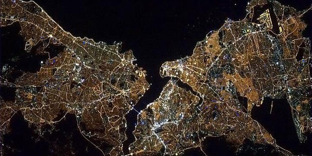 Astronot Chris Hadfield, dünyayı uzaydan fotoğrafladı. Dünyanın dört bir yanından kareler çeken astronot Hadfield'in albümünde Türkiye de var. İşte Chris Hadfield'in objektifinden dünya... 