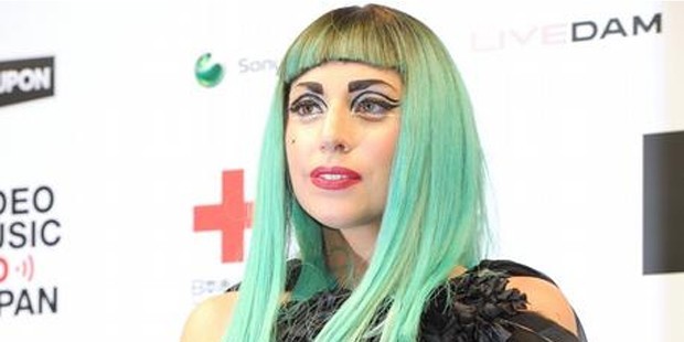 Lady Gaga dahil birçok sanatçı Kleopatra’dan etkilenirken, yakın dönemin örneklerinden Elizabeth Taylor tarafından kullanılan koyu göz makyajı, inciler, altın, şehvetli pozlar gibi karakteristik özelliklerden bazılarını da ödünç aldılar.