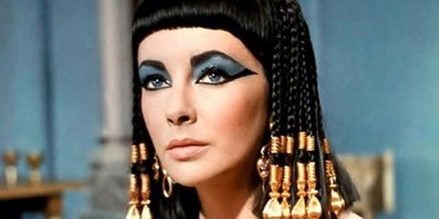 Entrikacı, günahkâr bir diva, popüler kültür ikonu... Antik Mısır’ın son firavunu Kleopatra, bugün de insanları büyülemeye devam ediyor. Kleopatra her devirde farklı sunuldu. 1963’de Elizabeth Taylor kendisi gibi bir diva olan Kleopatra’yı canlandırdı. Kleopatra bugünlerde Almanya’nın Bonn kentindeki “Kleopatra: Ebedi Diva” sergisinin odak noktası. (Kaynak: Deutsche Welle)