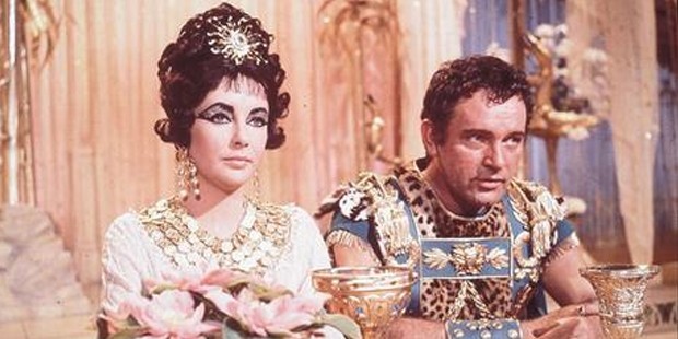 Kleopatra bilincimize derinden işlemiş bir figür, özellikle bir film ikonu olarak. Sessiz sinemadan beri bir ilham perisi olan Kleopatra sunumlarından en ünlüsü 1960’taki Elizabeth Taylor’ın canlandırması. Bugün pek çoklarına göre Kleopatra deyince akla Marcus Antonius’u canlandıran Richard Burton’la beraber Taylor geliyor. Yeni filmde Kleopatra’yı Angelina Jolie’nın canlandıracağı konuşuluyor.