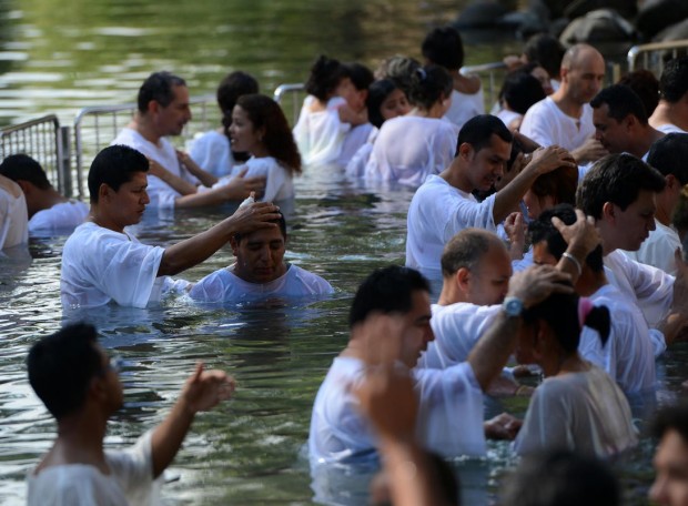 Latin Amerikalı bir grup Hristiyan, inançlarına göre Kudüs'ü ziyaret etitkten sonra toplu halde Şeria Nehri'ne girerek vaftiz oldular
