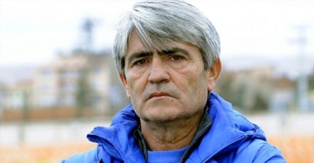 Aynı gün Türk futbolunun önemli isimlerinden teknik direktör Arif Peçenek de hayata gözlerini yumdu