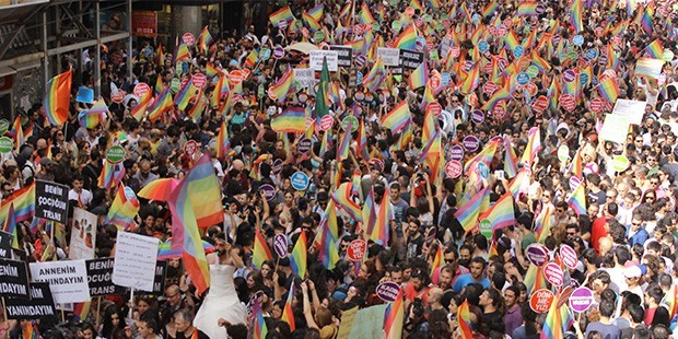 İstiklal Caddesi gökkuşağına boyandı