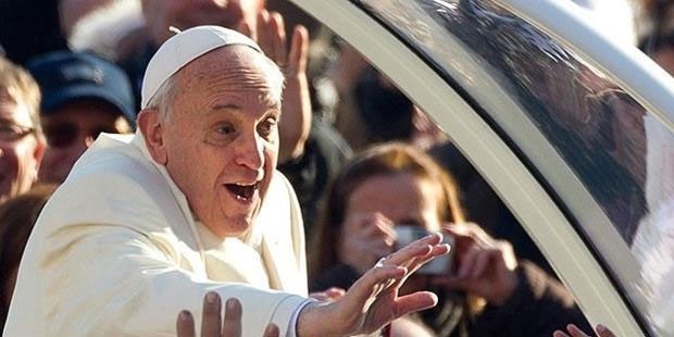 Her ziyaretinde beraberinde götürdüğü üstü açık 'Papamobil'i Türkiye'ye getirmeyecek olan Papa, Türkiye ziyaretinde zırhsız bir Fiat Albea aracın kendisine tahsis edilmesini talep etti. Ancak bu talebi kabul olmadı, Papa'ya yine zırhsız fakat lüks bir otomobil tahsis edilecek. 
