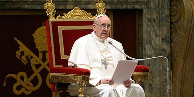 İnternetin Tanrı'nın bir lütfu olduğunu ifade eden Franciscus, sosyal medya erişimi olmayanların, dışlanma riski bulunduğuna da dikkat çekti. İnternet hakkındaki yorumlarını şu şekilde tamamladı: “İnternet , bir araya gelme ve dayanışma için çok imkanlar sunuyor. Bu, iyi bir şeydir ve bizi birbirimize yakınlaştırabilir” 