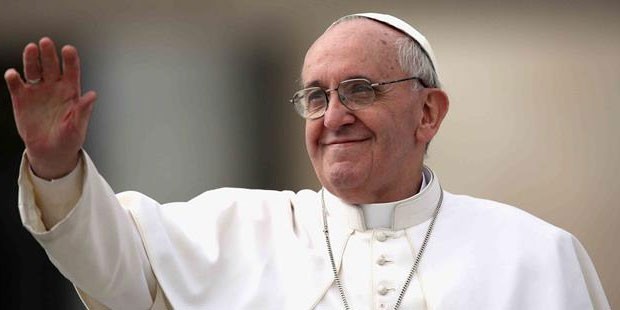 La Vanguardia gazetesine konuşan Papa Francis, kapitalist ekonomik sistemi eleştirerek, “Sömürü, açlık ve ekonomik sistem insanların hizmetinde değil. Kapitalizm kendi düzenini devam ettirebilmek için savaşlar çıkarıyor’’ dedi.