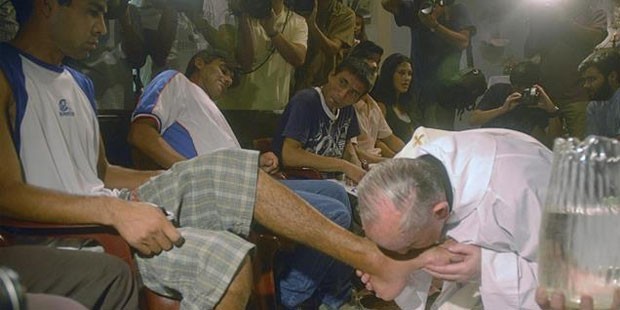 Papa'nın daha önce pek çok Papa'nun gerçekleştirdiği gibi ayak yıkama ritüeli de çok konuşulan hareketlerden biriydi. Aralarında Müslümanların da bulunduğu 12 mahkumun ayağını yıkayıp öpen Papa, insanlığa 'Hizmetinizdeyim' mesajı verdi. 