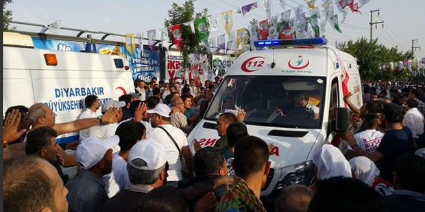 Seçime kan bulaştı; işte Diyarbakır'daki mitingden arda kalan kanlı kimlikler, ayakkabılar ve yaralı bedenler... 