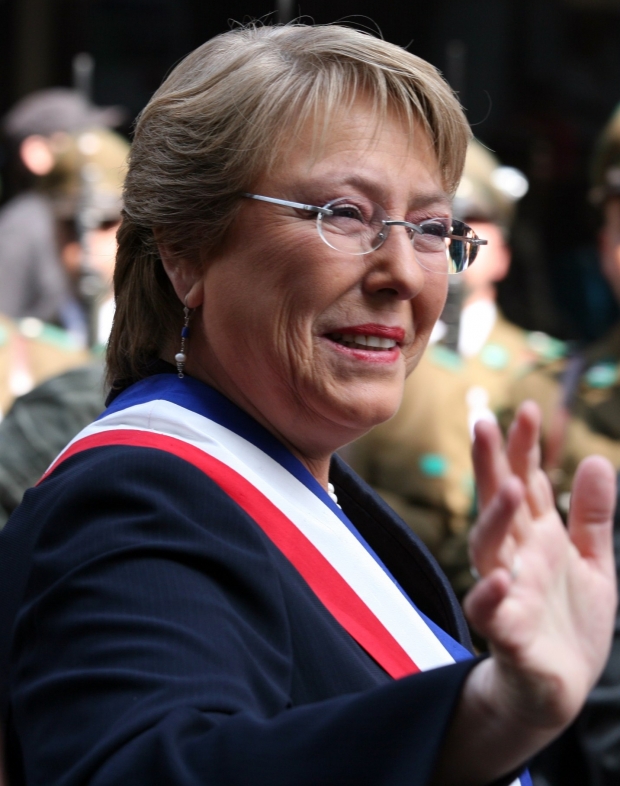 Michelle Bachelet (Şili): Michelle Bachelet, 2006 yılında yapılan seçimleri kazanarak dört yıllığına Şili'nin ilk kadın devlet başkanı olmuştu. Bachelet, Aralık 2013'te yeniden seçilerek Şili devlet başkanlığı görevine geldi.