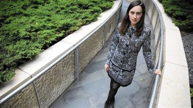Hatta dikkatini dağıtacak sosyal medya ve benzeri sanal dünya nimetlerinden de kendi tercihiyle uzak duruyor. Ne Facebook ne Twitter hesabı var. İş dünyasının vazgeçemediği LinkedIn'i de kullanmıyor.