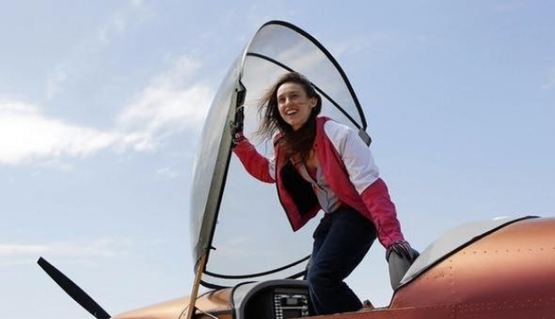 Sabrina Pasterski, uçuş derslerini tamamladıktan sonra babası için tek motorlu bir uçak yapmaya karar vermiş. 3 yıl süren çalışmanın ardından uçağını tamamlayan Sabrina Pasterski, 2007 yılında Cont O-200A motorlu uçağıyla ilk deneme uçuşunu gerçekleştirdi.