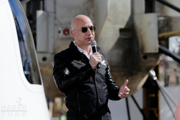Amazon'un kurucusu Jeff Bezos tarafından fiziğe yönlendirilen Pasterski, şu an Harvard'da kara delikler ve uzay zaman teoremi üzerine özel öğrenci statüsüyle serbest araştırma yapıyor.