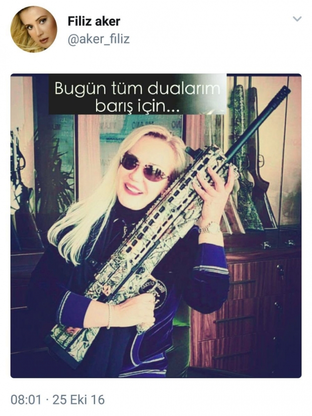 Cumhuriyet gazetesinde 1990 yılında yayınlanan bir haberde manken Filiz Aker’in kimliği belirsiz kişiler tarafından kaçırıldığı yazıldı.