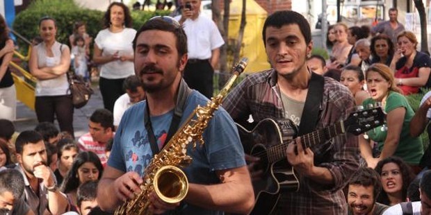 Mersin'deki Gezi iddianamesine göre polisle konuşmak ve gitar çalmak suç!