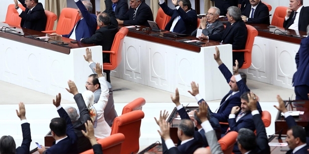 Eski AKP'li vekilden itiraf: Meclis'te niye el kaldırdığımızı bilmiyoruz