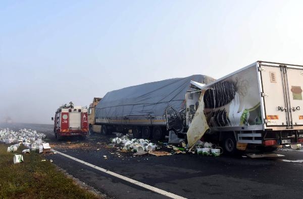 Emniyet şeridindeki TIR'a çarpan kamyonda 1 kişi öldü
