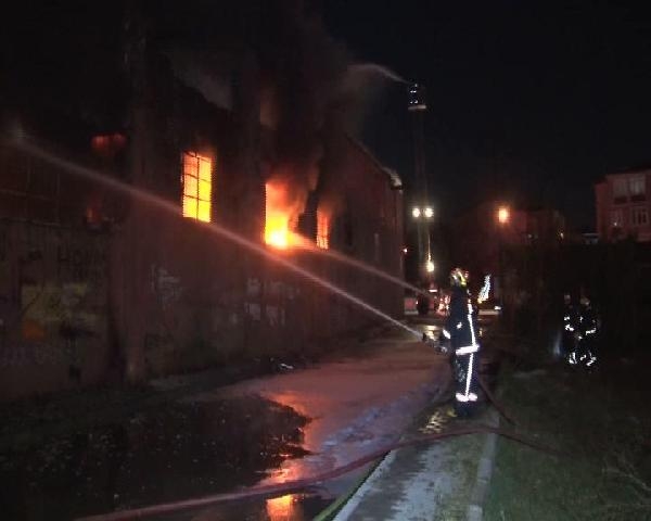 Arnavutköy'de fabrika yangını...(1)