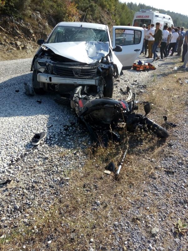 Bursa'da motosiklet otomobille çarpıştı: 1 ölü, 2 yaralı
