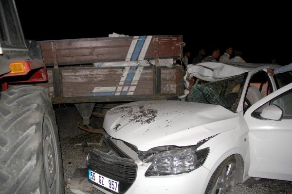 Otomobil, traktöre çarptı : 2'si ağır 4 yaralı