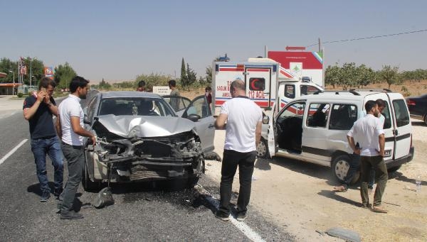 Şanlıurfa'da otomobil ile hafif ticari araç çarpıştı: 4 yaralı