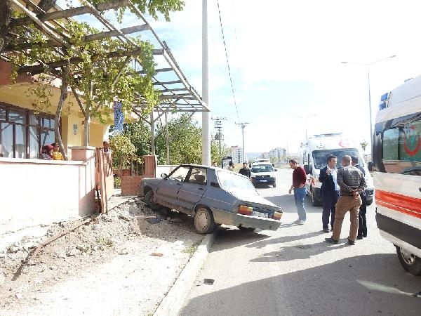 Otomobil önce kamyona sonra bahçe kapısına çarptı: 5 yaralı