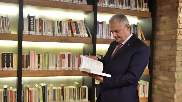 Başbakan Yıldırım'dan kütüphane ziyareti 