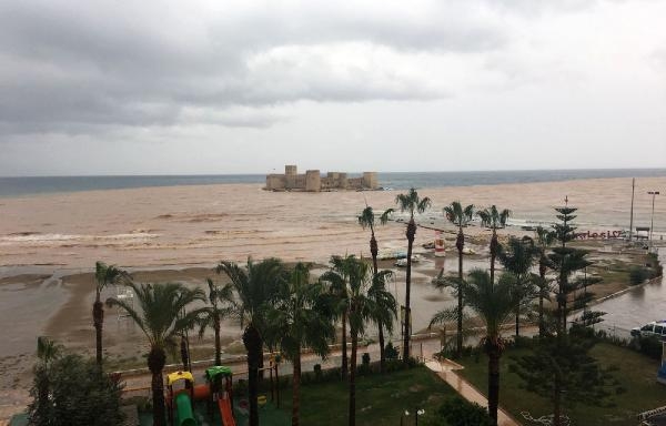 Mersin'de araçlar sele kapıldı (2)