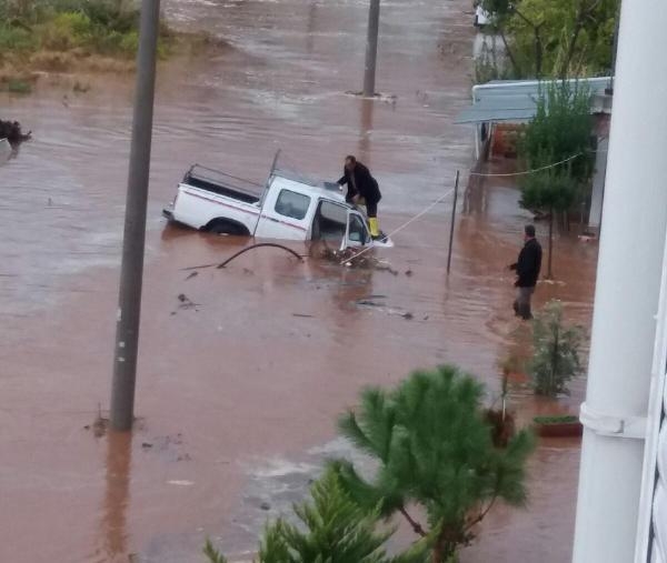 Mersin'de araçlar sele kapıldı