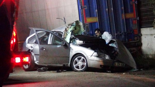 Otomobil, park halindeki TIR'a çarptı: 1 ölü, 1 yaralı