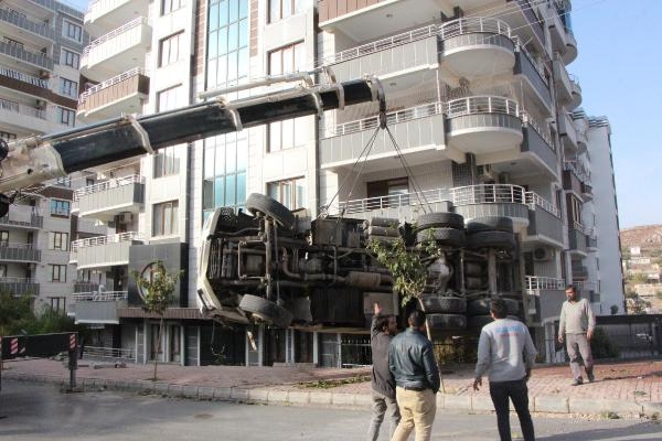 Şanlıurfa'da freni boşalan kamyon apartman bahçesine girdi