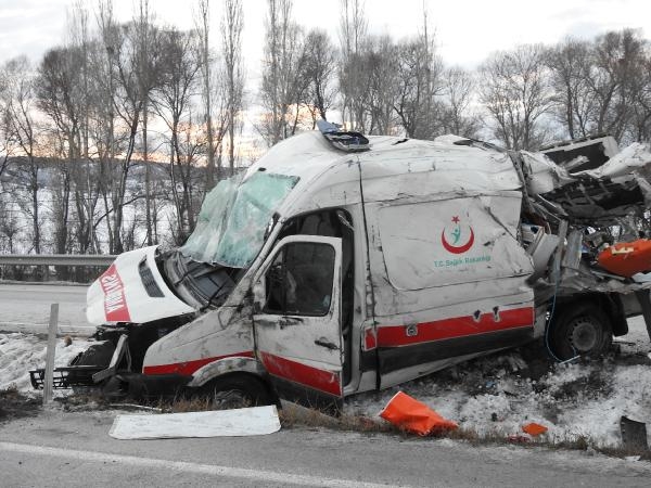 Çorum'da ambulans kaza yaptı: 1 ölü, 3 yaralı