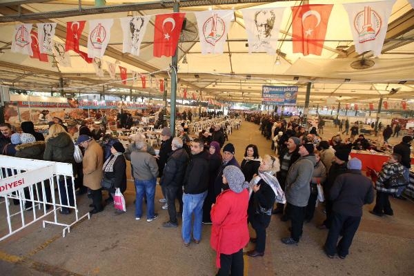 İzmir'deki şölende 5 ton hamsi tüketildi