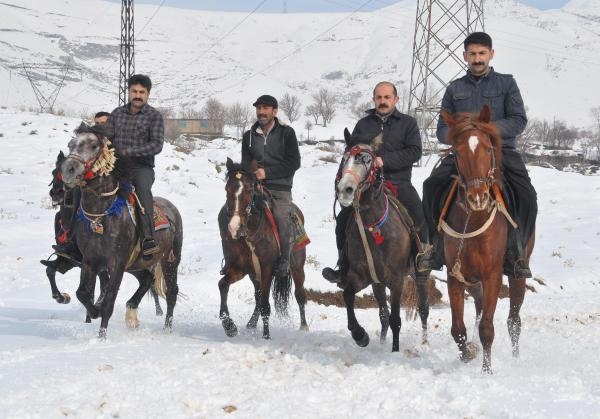 Bitlis'te atları karlı zeminde yarışlara hazırlıyorlar
