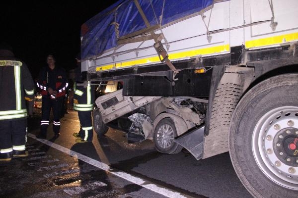 Otomobil, TIR'ın altına girdi: 2 kardeşten 1'i öldü 