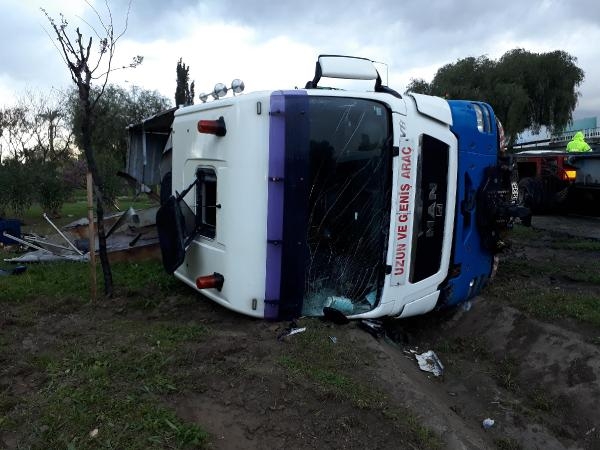 İzmir'de devrilen kamyonun şoförü yaralandı