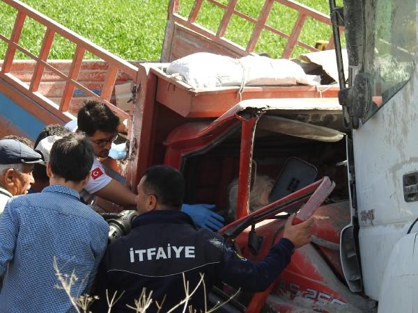 Çorum'da TIR ile kamyonet çarpıştı: 1 ölü, 4 yaralı