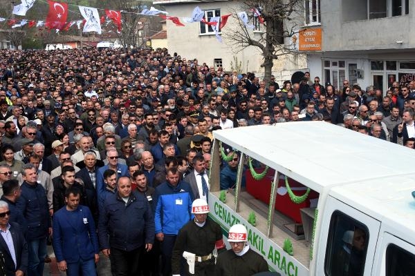 Merkez nüfusu 900 olan ilçede, binlerce kişi şehidi uğurladı