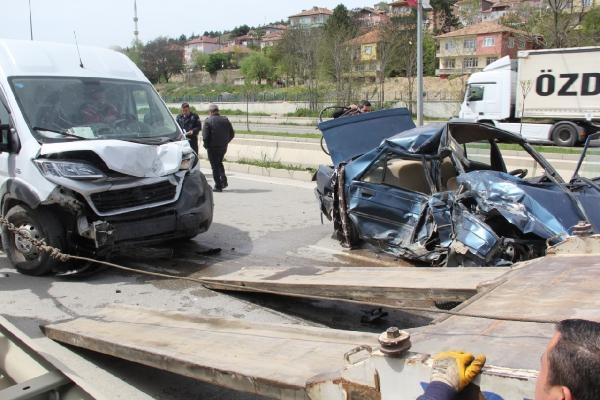 Otomobil ile minibüs çarpıştı: 2 ölü, 2 yaralı