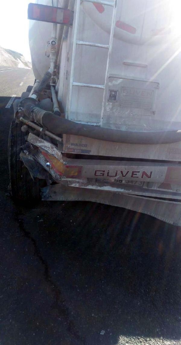 Otomobil, TIR'a çarptı: 2 ölü, 1 yaralı