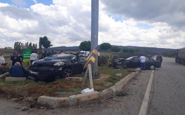 Çorum'da 2 otomobil çarpıştı: 4'ü çocuk, 10 yaralı 