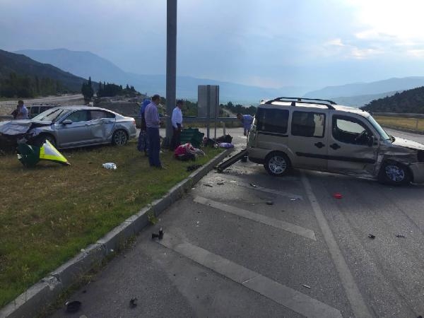 Çorum'da kamyonetle otomobil çarpıştı: 9 yaralı
