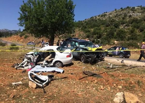 İYİ Parti adayının aracı otomobille çarpıştı: 1 ölü, 3 yaralı