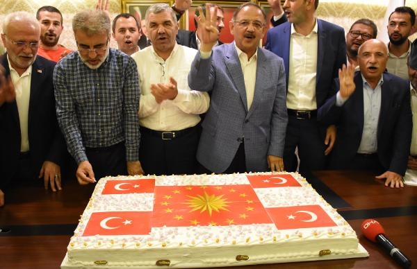 kayseri de ak parti den cumhurbaskanligi forslu pastayla kutlama