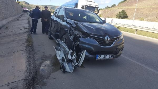 Otomobil, park halindeki otomobile çarptı: 1 yaralı