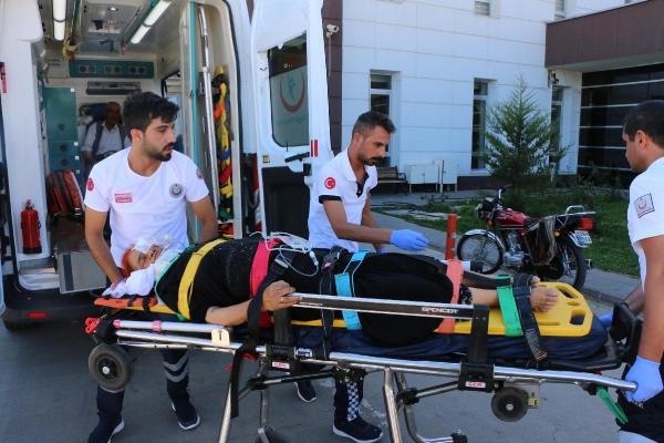 Otomobil, şarampole devrildi: 4 yaralı