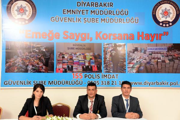 Diyarbakır Kitap Fuarı'nda polisten 'Korsana hayır' standı